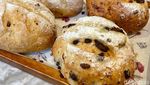 Ada Roti Sourdough Cokelat dan Cranberry Cheese mulai Rp 35.000 di Sini