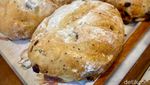 Ada Roti Sourdough Cokelat dan Cranberry Cheese mulai Rp 35.000 di Sini