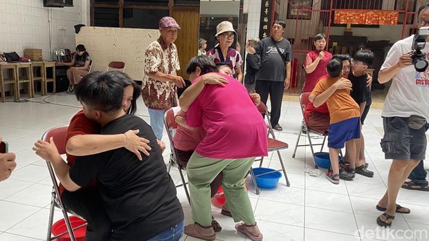 Suasana acara basuh kaki di Gedung Rasa Dharma, Kawasan Pecinan, Kecamatan Semarang Utara, Senin (27/1/2025).