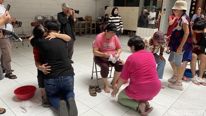 Suasana acara basuh kaki di Gedung Rasa Dharma, Kawasan Pecinan, Kecamatan Semarang Utara, Senin (27/1/2025).