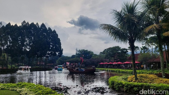 Suasana di Floating Market.