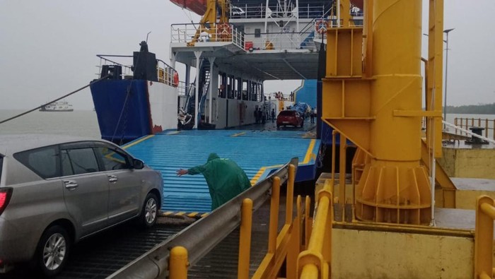Suasana di Pelabuhan Tanjung Api-api saat libur panjang