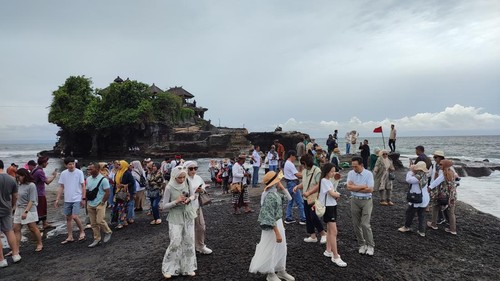 Suasana kunjungan turis di DTW Tanah Lot, Desa Beraban, Kecamatan Kediri, Tabanan, Senin (27/1/2025). (Firizqi Irwan/detikBali)