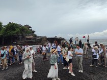 Jumlah Turis ke Tanah Lot Naik Saat Libur Panjang, Capai 9 Ribu Orang