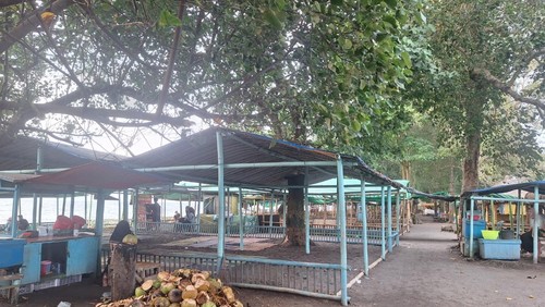 Suasana sepi di lesehan Pantai Gading, Kecamatan Sekarbela, Kota Mataram, Senin (27/1/2025). (Nathea Citra/detikBali)