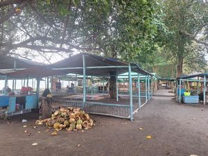 Cuaca Ekstrem, Pantai Gading Mataram Sepi Turis Saat Libur Panjang