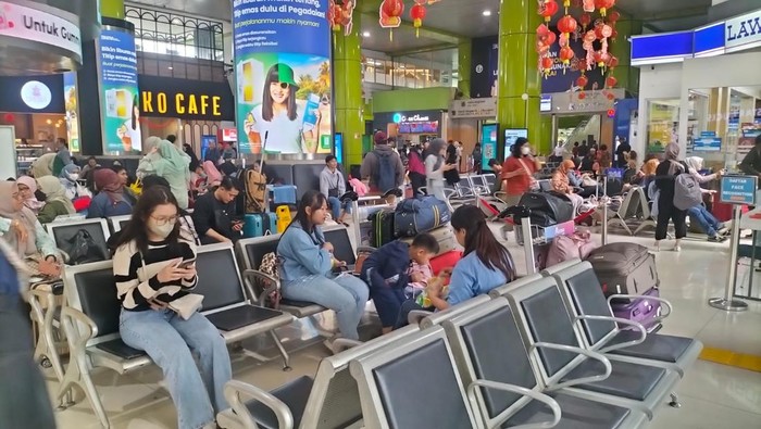 Suasana Stasiun Gambir dipadati penumpang.