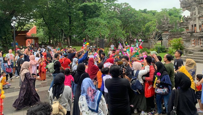 Suasana TMII jelang perayaan Imlek, Senin (27/1/2025). TMII ramai dipadati pengunjung.