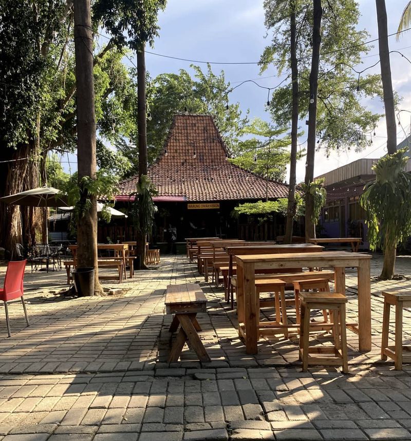 Syahdu! 5 Kedai Kopi di Bekasi yang Suasananya Jadul ala Jawa