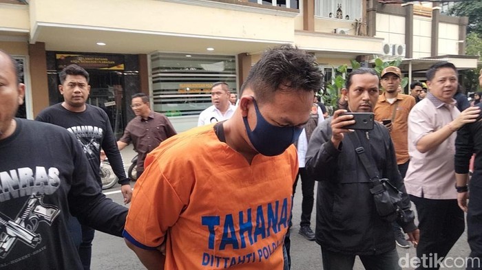 Tampang pelaku mutilasi Uswatun berbaju tahanan