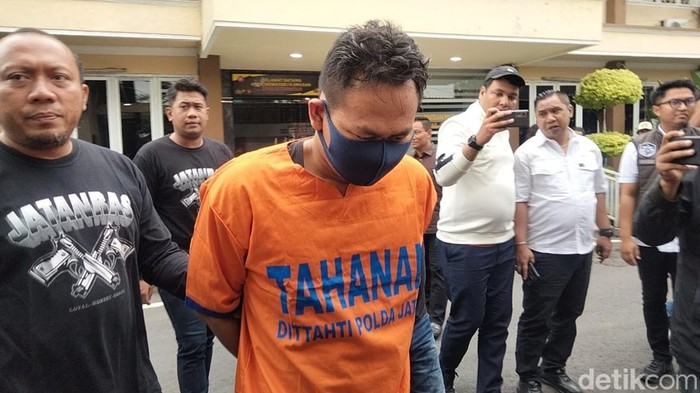 Tampang pelaku mutilasi Uswatun berbaju tahanan