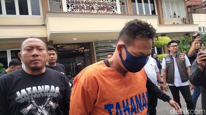 Tampang pelaku mutilasi Uswatun berbaju tahanan