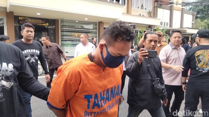 Tampang pelaku mutilasi Uswatun berbaju tahanan
