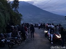 Naik Motor ke Puncak Gunung, Pemotor Rela Antri dari Sebelum Subuh