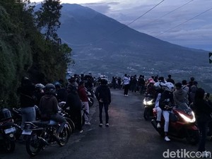 Naik Motor ke Puncak Gunung, Pemotor Rela Antri dari Sebelum Subuh