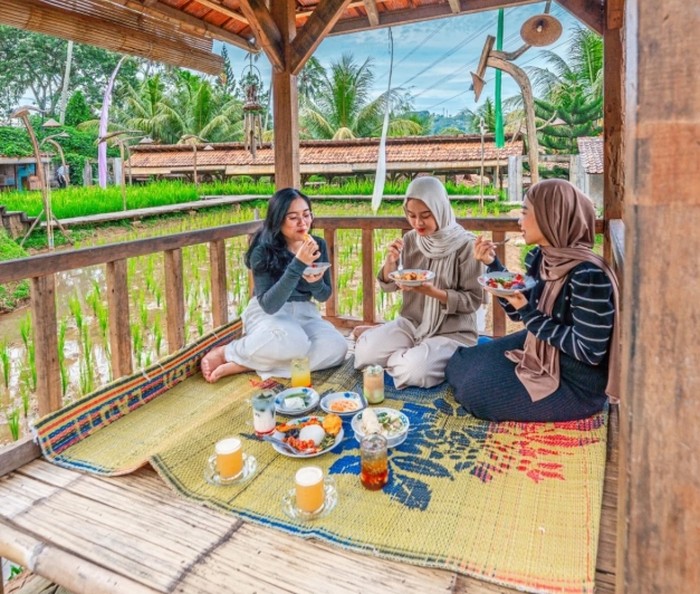 Ada di Bogor! 5 Tempat Makan Ini Punya Suasana Perkampungan Asri