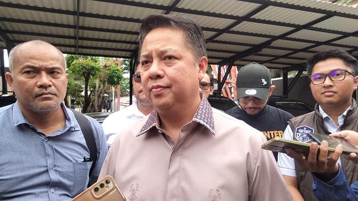 Tersangka mutilasi mayat dalam koper Ngawi saat dihadirkan di Polda Jatim