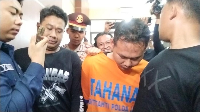 Tersangka mutilasi mayat dalam koper Ngawi saat dihadirkan di Polda Jatim
