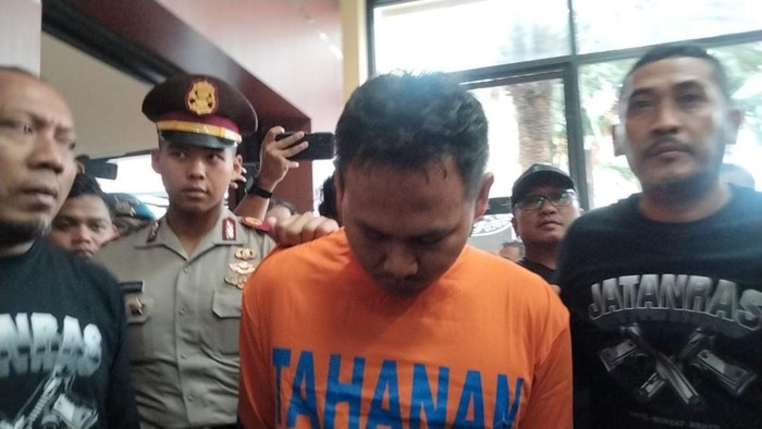 Tersangka mutilasi mayat dalam koper Ngawi saat dihadirkan di Polda Jatim