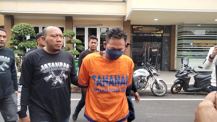 Tersangka mutilasi mayat dalam koper Ngawi saat dihadirkan di Polda Jatim