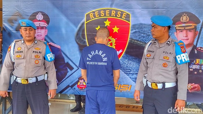 Tersangka pembunuhan inisial MDP (24) saat diamankan polisi.