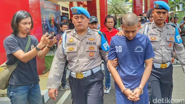 Tersangka pembunuhan inisial MDP (24) saat diamankan polisi.