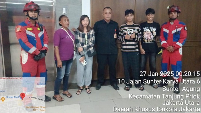 Tim damkar Sudin Gulkarmat Jakut evakuasi 4 pengunjung mal yang terjebak di tangga darurat.