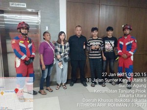 Mencekam 4 Warga Terjebak di Tangga Darurat Mal Hampir Setengah Jam