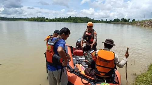 Tim SAR gabungan melakukan pencarian IRT hilang terseret banjir di di Dusun Halimea, Desa Fatubaa, Kecamatan Tasifeto Timur, Belu, NTT. (Dok. Polsek Tasifeto Timur)