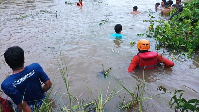 Tim SAR melakukan pencarian terhadap korban tenggelam di Sungai Biring Jene, Makassar.