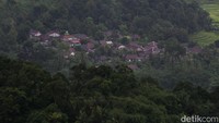 Oh iya, travelers sebaiknya perlu didampingi warga Baduy saat mengunjungi Danu Ageung supaya tidak tersesat.  