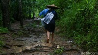 Jalur sepulang dari danau juga menurun dan licin.  