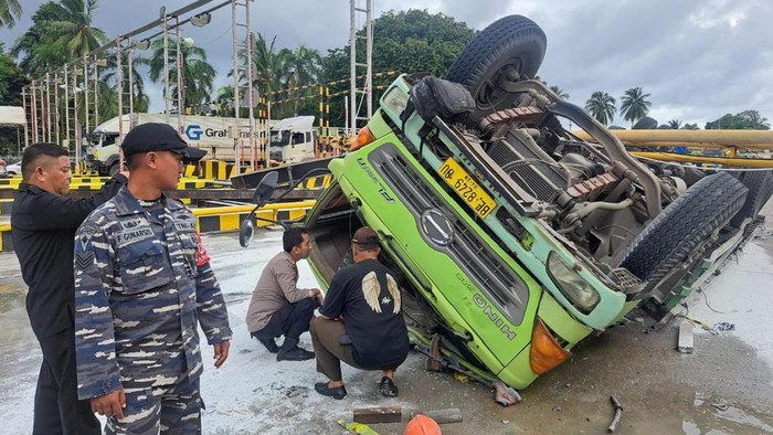 Truk fuso muatan tepung sagu terbalik di Pelabuhan Bakauheni