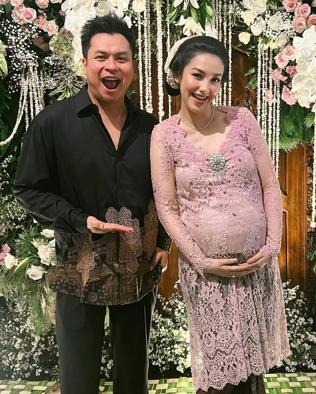 Bintang film ‘Hujan Bulan Juni’ ini tampil anggun berbalut kebaya lace warna pink yang dipadukan kain batik.  Foto: Instagram/@jusuf_long @ryanogilvy