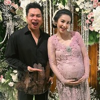 Bintang film ‘Hujan Bulan Juni’ ini tampil anggun berbalut kebaya lace warna pink yang dipadukan kain batik.  Foto: Instagram/@jusuf_long @ryanogilvy