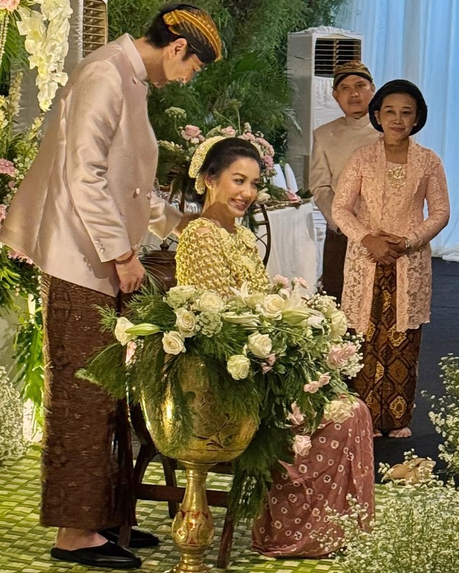 Velove dan Zakry diketahui resmi menikah pada November 2021. Pernikahan digelar tertutup dengan hanya dihadiri kerabat dan teman dekat. Velove hamil anak pertama setelah dua tahun menikah. Foto: Instagram/@jusuf_long @ryanogilvy