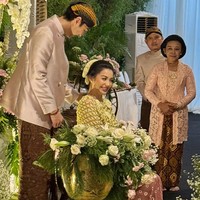 Velove dan Zakry diketahui resmi menikah pada November 2021. Pernikahan digelar tertutup dengan hanya dihadiri kerabat dan teman dekat. Velove hamil anak pertama setelah dua tahun menikah. Foto: Instagram/@jusuf_long @ryanogilvy