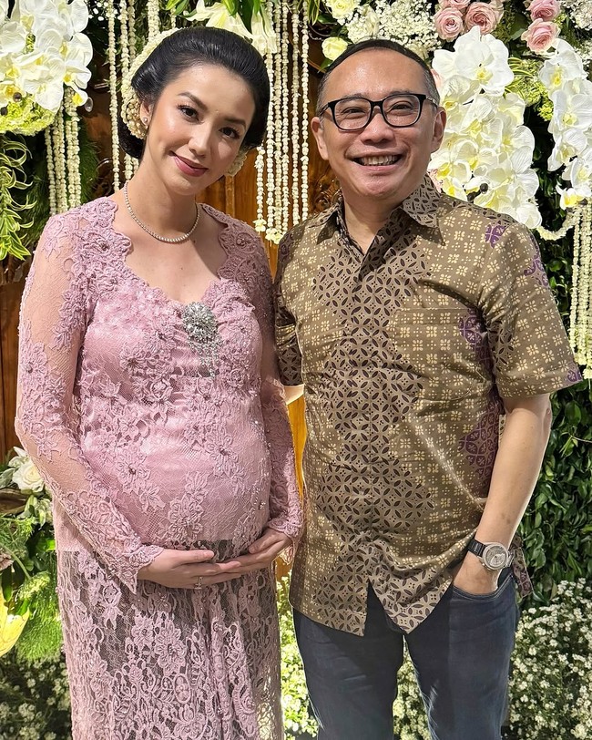 Wajah cantiknya dipulas makeup natural bernuansa nude pink yang dikreasikan makeup artist Ryan Ogilvy. Foto: Instagram/@jusuf_long @ryanogilvy