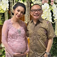 Wajah cantiknya dipulas makeup natural bernuansa nude pink yang dikreasikan makeup artist Ryan Ogilvy. Foto: Instagram/@jusuf_long @ryanogilvy