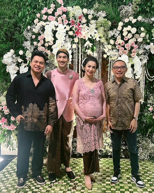 Velove Vexia memilih tampilan Jawa klasik untuk mitoni 7 bulanan. Wanita 34 tahun ini mengenakan sanggul tradisional dengan hiasan ronce melati. Foto: Instagram/@jusuf_long @ryanogilvy