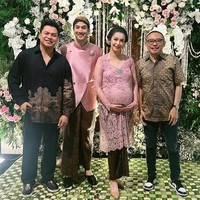 Velove Vexia memilih tampilan Jawa klasik untuk mitoni 7 bulanan. Wanita 34 tahun ini mengenakan sanggul tradisional dengan hiasan ronce melati. Foto: Instagram/@jusuf_long @ryanogilvy