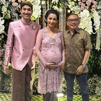 Busananya dilengkapi aksesori bergaya minimalis seperti anting dan kalung berlian. Sang suami, Zakry, memakai beskap warna senada, lengkap dengan blangkon. Foto: Instagram/@jusuf_long @ryanogilvy