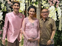 5 Gaya Anggun Velove Vexia Berbalut Kebaya Pink di Mitoni 7 Bulanan Kehamilan