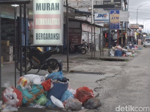 Imbas Jalintim Banjir Bikin Sampah Penuhi Jalan-Gang Perumahan di Pelalawan