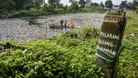 Petugas Balai Besar Wilayah Sungai (BBWS) Citarum menyatakan, sampah sepanjang 800 meter dengan lebar sungai 12 meter serta ketinggian mencapai dua meter itu diperkirakan mencapai 19 ton. 