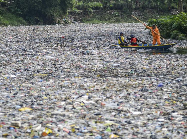 Duh! Sungai Citarum Lama jadi Lautan Sampah