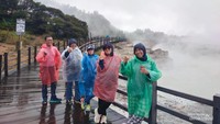 Jembatan Khayangan tak terlalu padat di waktu hujan Dieng.