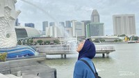 Gaya foto unik dan lucu di Merlion Park Singapura.