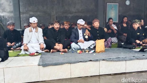 Upacara Peringatan Hari Raya Siwaratri masyarakat Tengger berlangsung khidmat meski hujan lebat.