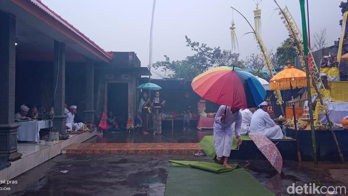Upacara Peringatan Hari Raya Siwaratri masyarakat Tengger berlangsung khidmat meski hujan lebat.